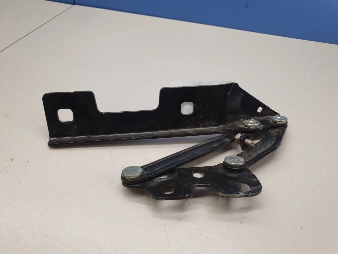 Петля капота правая для Opel Astra J 2009-2017