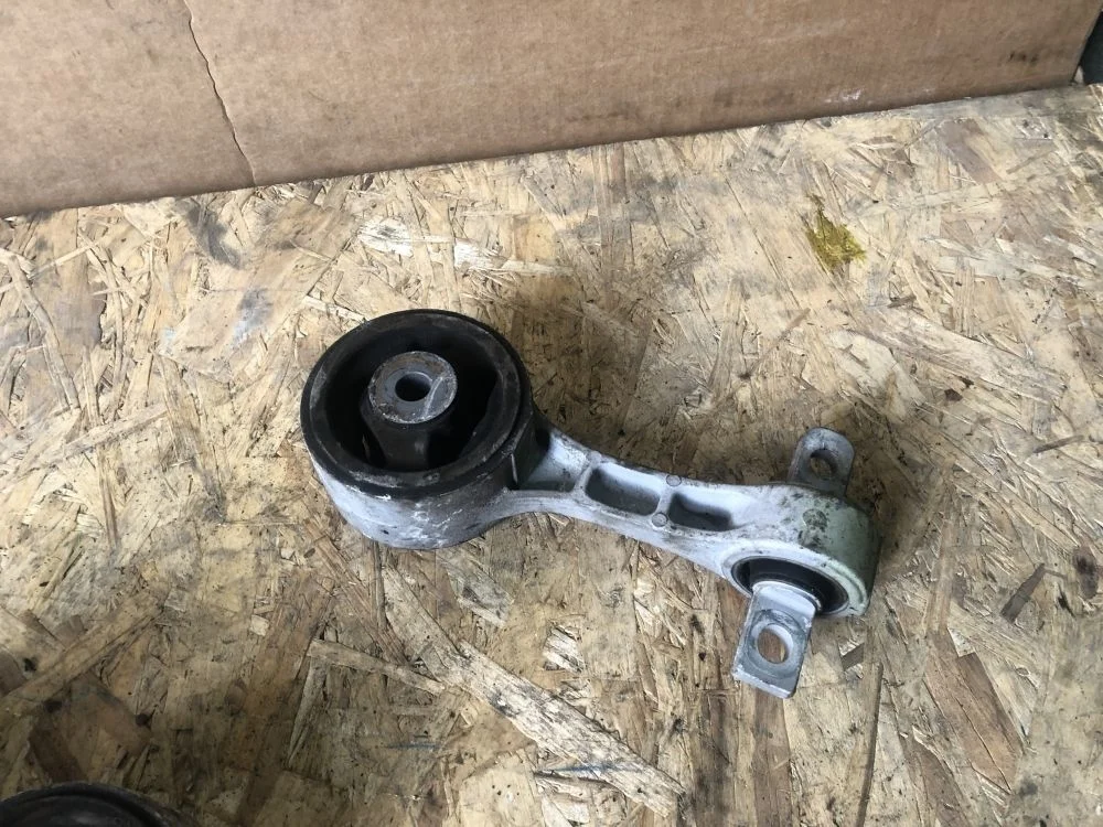 опора двигателя верхняя honda civic 8 5d