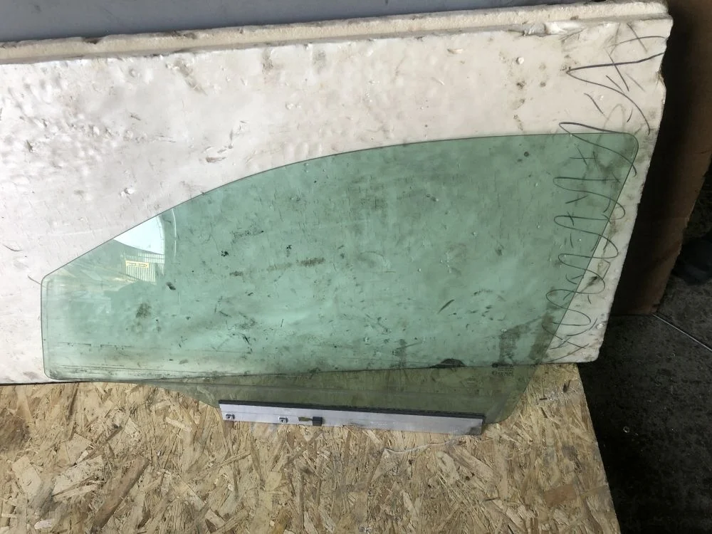 стекло переднее левое opel astra H 5d