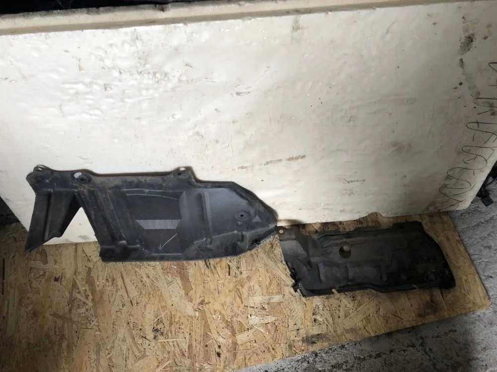 пыльник бампера левый nissan almera N16 с деф