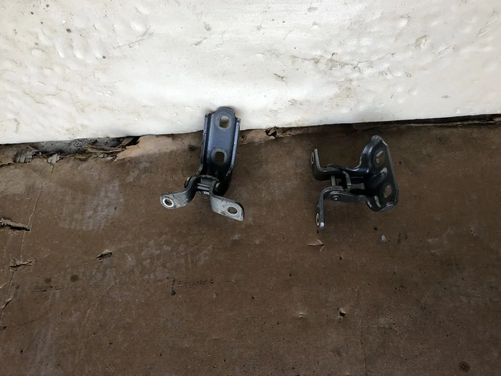 петли задней левой двери opel astra j