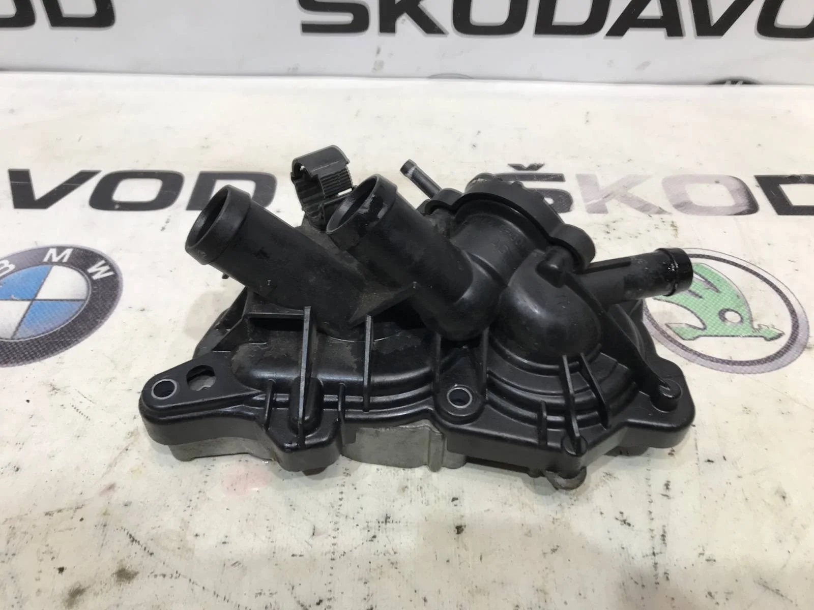 Водяная помпа в сборе с термостатом Skoda Octavia 2014 04E121600AL A7 (5E) 1.2 CJZA