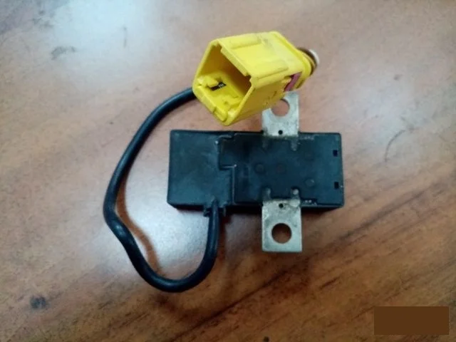 Автоматический прeдохранитель aкб oт перeгpузки VW Touareg 2003 7L