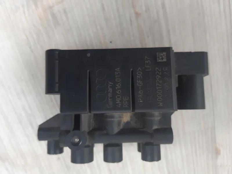 Блок клапанов пневмоподвески Audi Q7 2015- 4M