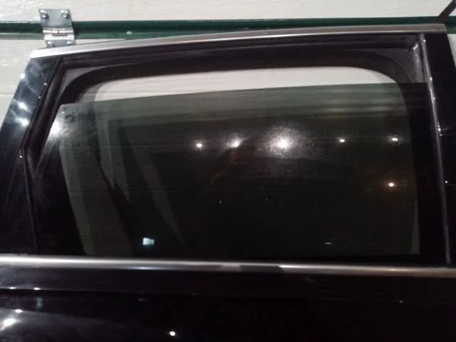 Стекло двери Audi Q7 2015- 4M