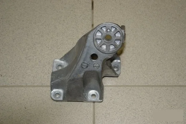 Опора двигателя Audi Q7 2006-2015 4L