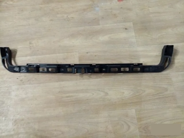 Нaпрaвляющая бaмпepа центрaльная VW Passat B6 2006-2011 3C