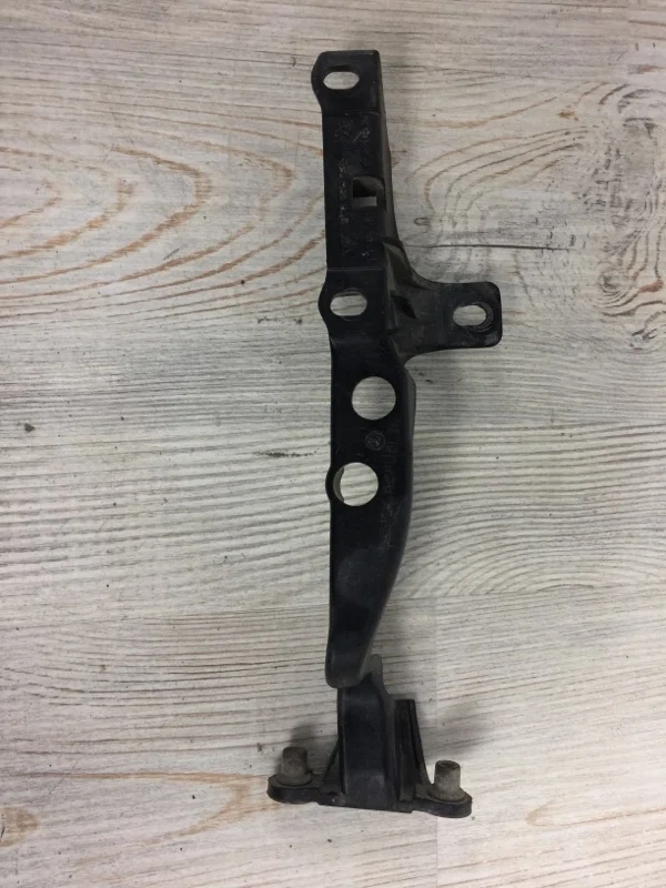 Кронштейн крепления фары VW Touareg 2003-2010 7L