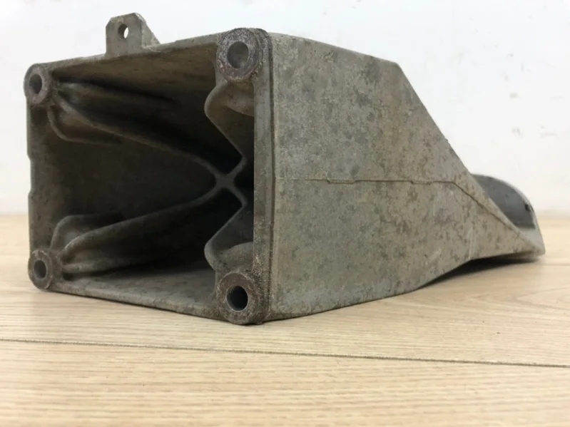 Кронштейн двигателя VW Touareg 2002-2010 7L