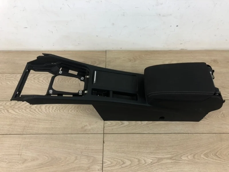 Koнcоль цeнтрaльнaя с подлокотникoм VW Passat B8 2015- 3G