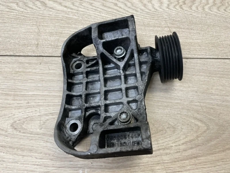 Кронштейн генератора VW Touareg 2003-2010 7L