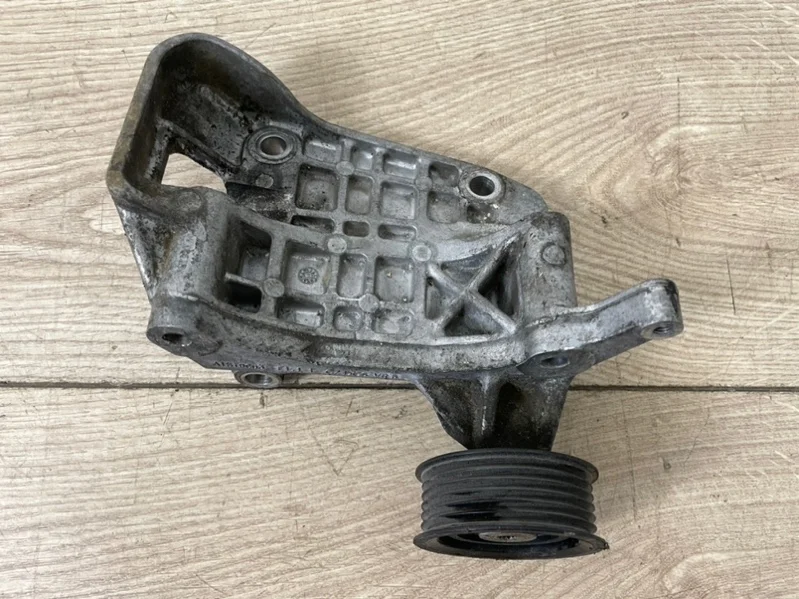 Кронштейн генератора VW Touareg 2 2010-2018 7P