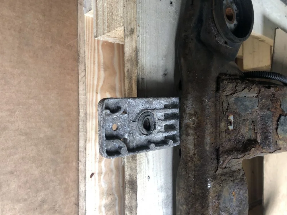 кронштейн радиатора нижний opel astra J