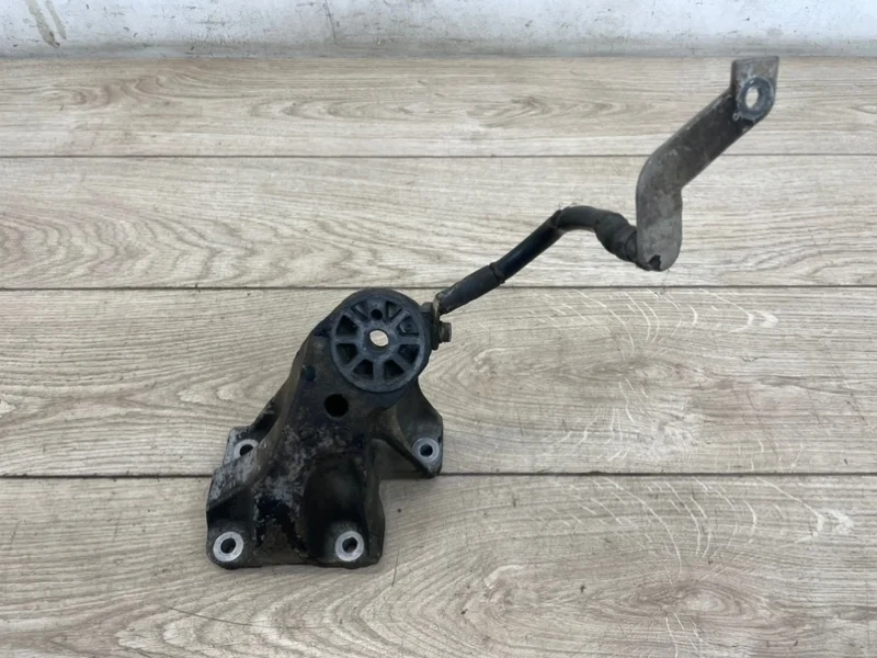 Кронштейн опоры двигателя VW Touareg GP -Line 2009 7L