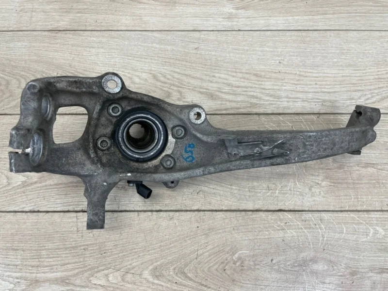 Кулак поворотный со ступицей Audi A4 2008-2016 8K