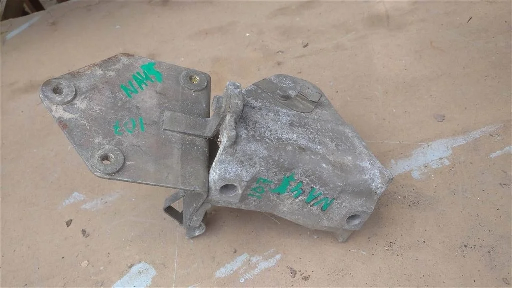Б.у. кронштейн опоры двигателя MITSUBISHI GRANDIS NA4W MITSUBISHI GRANDIS NA4W