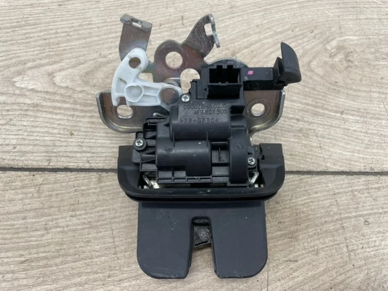 Замок багажника Audi Q7 2010-2015 4L