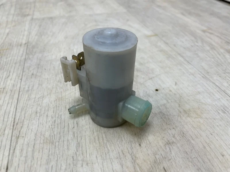 Насос стеклоомывателя MITSUBISHI PAJERO 4 2008 2009 2010 2011 2012 2013 2014 2015 2016 2017 2018 8260A464, передний