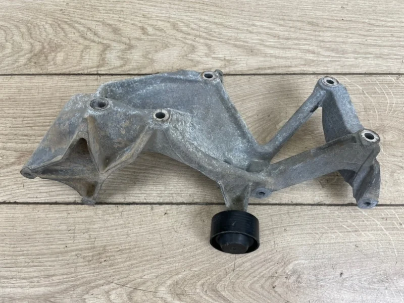 Кронштейн генератора VW Touareg 2 2010-2018 7P