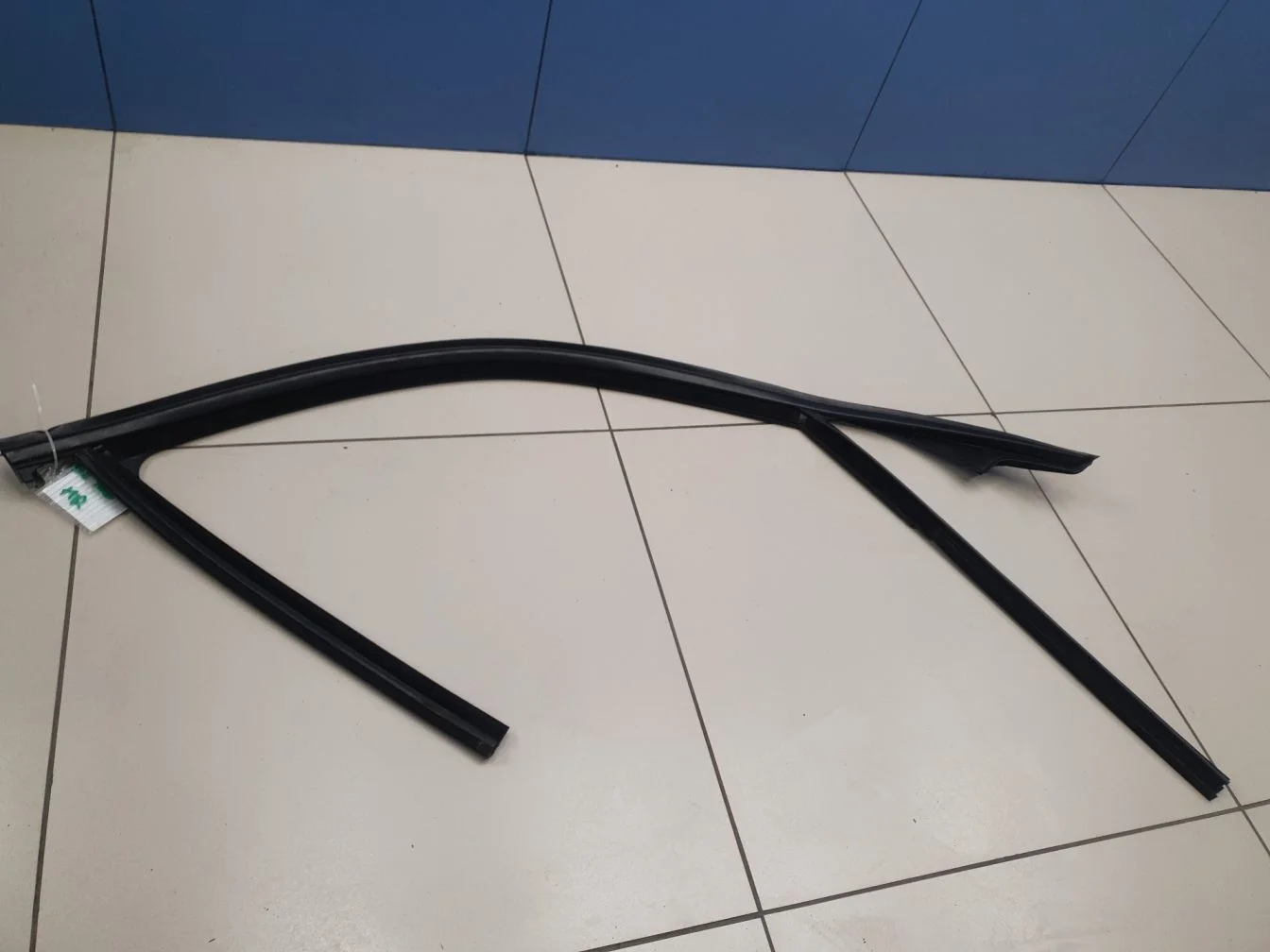 Уплотнитель стекла передней правой двери для Mercedes GL-klasse X166 GL GLS 2012-