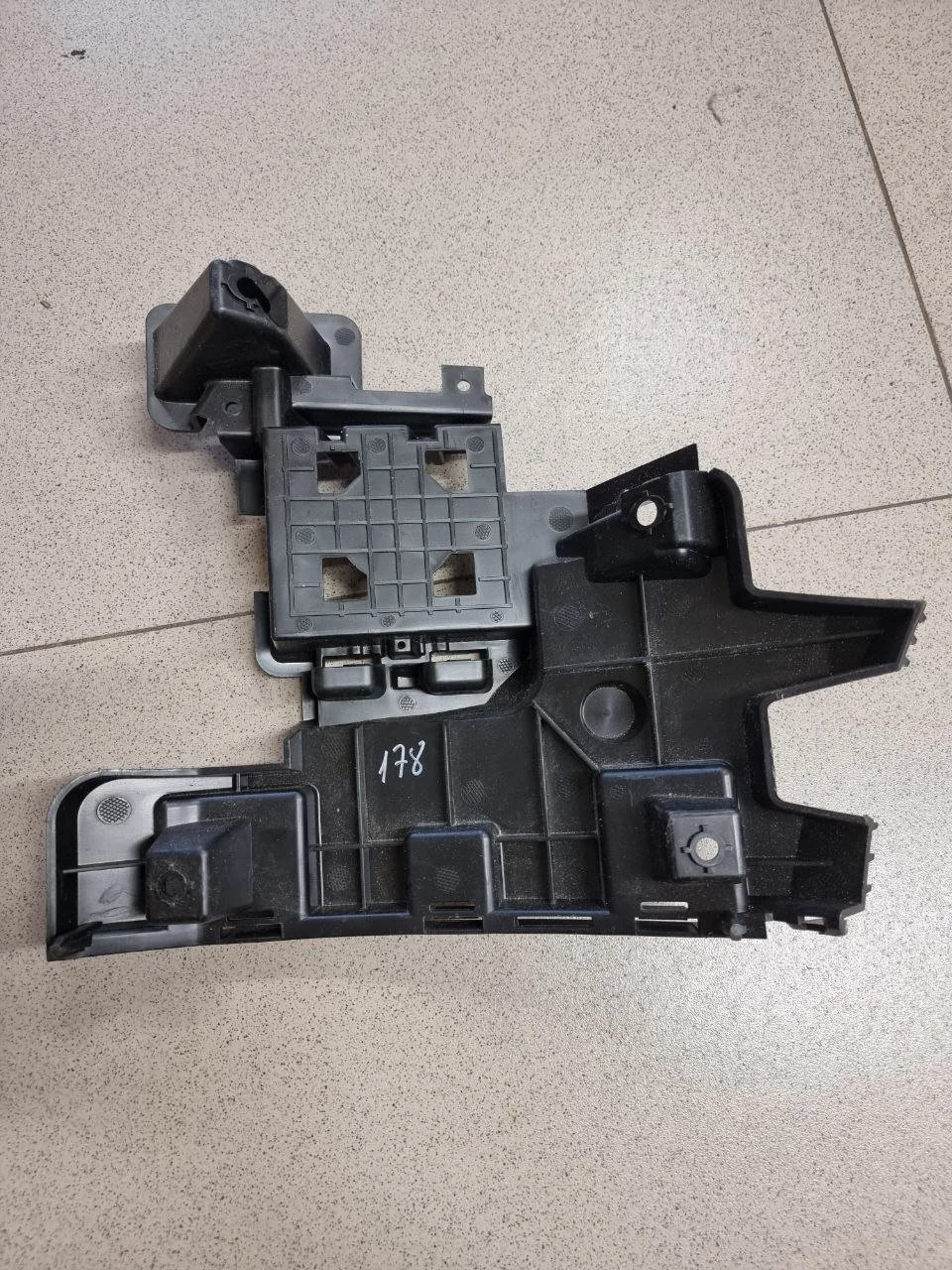 Volvo Кронштейн заднего бампера левый S60 2010 Volvo S60 FS II 2010-2013 Volvo S60 FS II rest 2013-2018 Volvo XC60 Y20 2008-2017