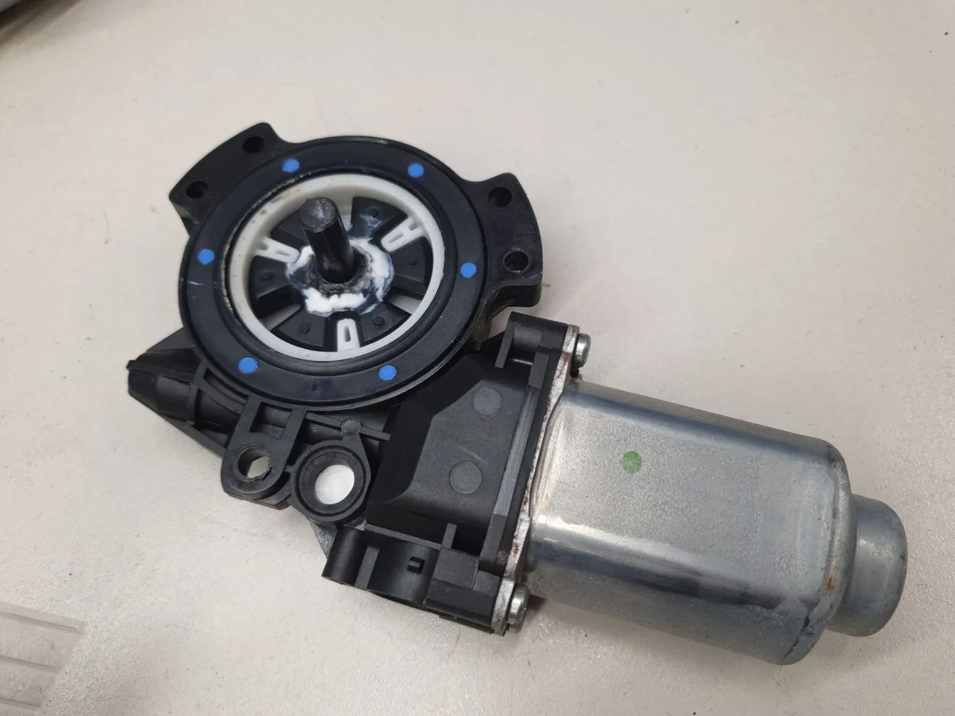 Моторчик стеклоподъёмника задний правый для Hyundai Santa Fe CM 2005-2012