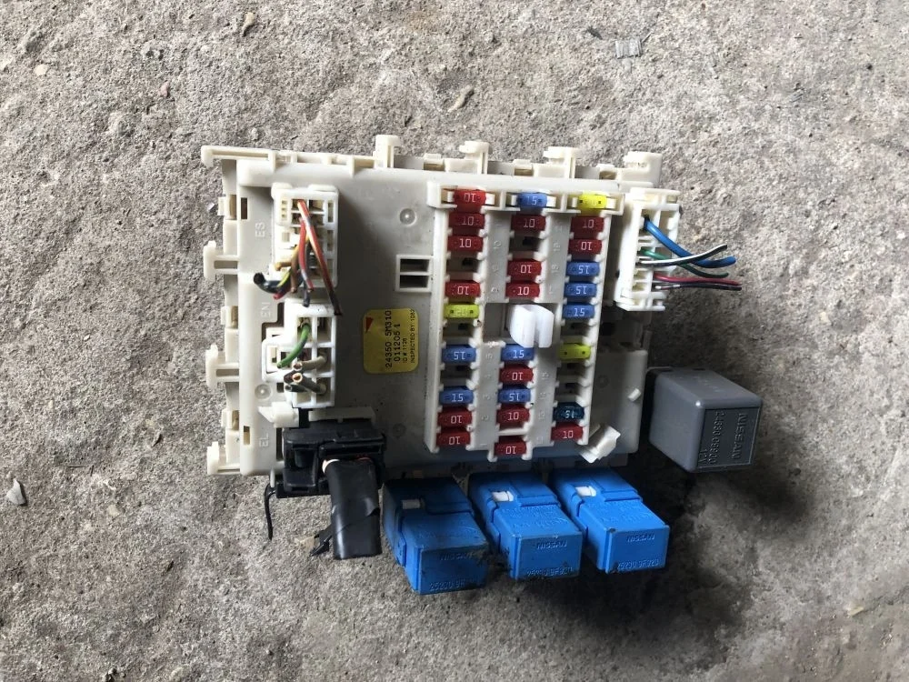 блок предохранителей салона nissan almera N16