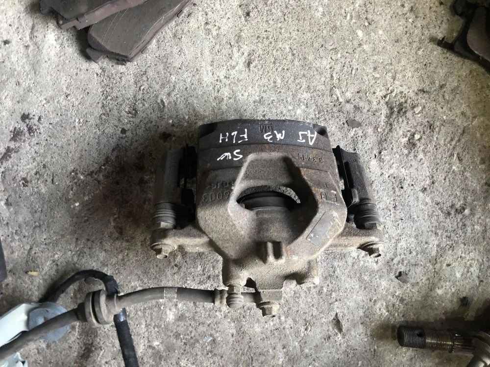 суппорт передний левый opel astra J  300мм