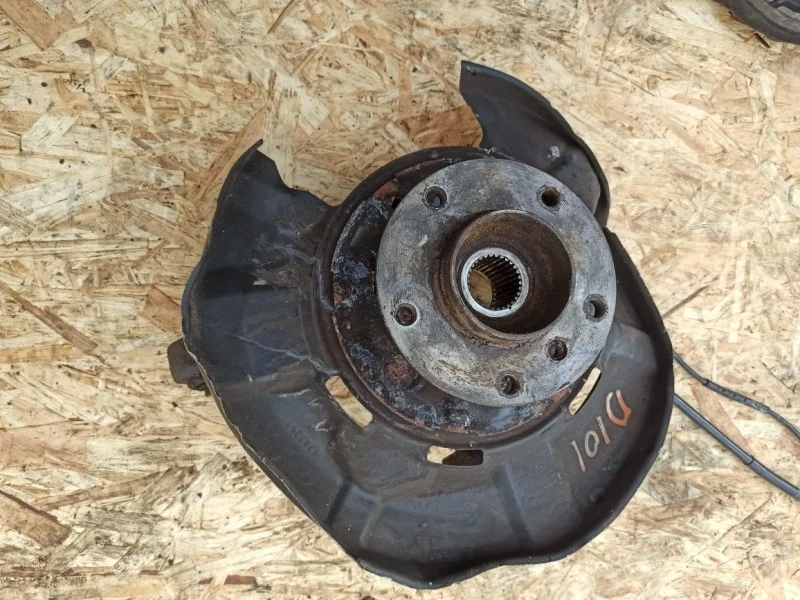 Кулак задний BMW X1 2.0DX 2010 E84