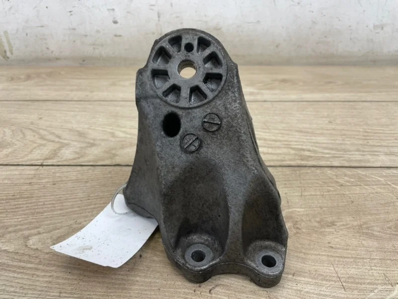 Кронштейн опоры двигателя Audi Q7 S-line 2007 4L