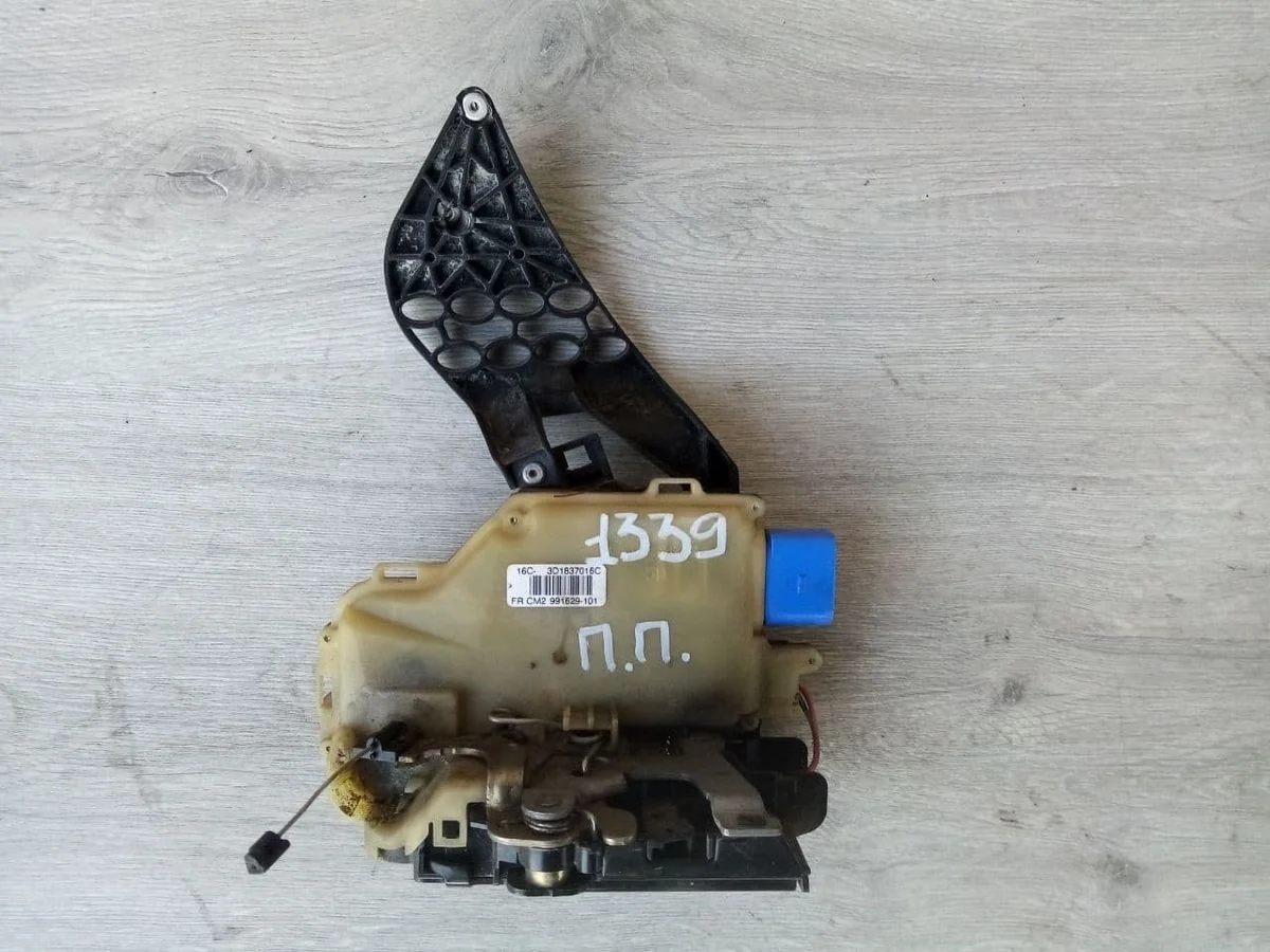 Замок двери передней правой Volkswagen Touareg (GP) I (2002–2010)