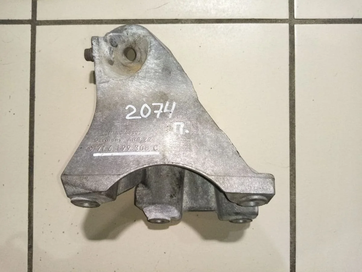 Кронштейн двигателя правый Audi Q7 (4L) I + рест. (2005–2015)