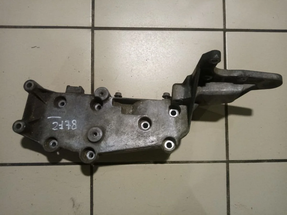 Кронштейн генератора Volvo S40 (VS) I (1995–2004)