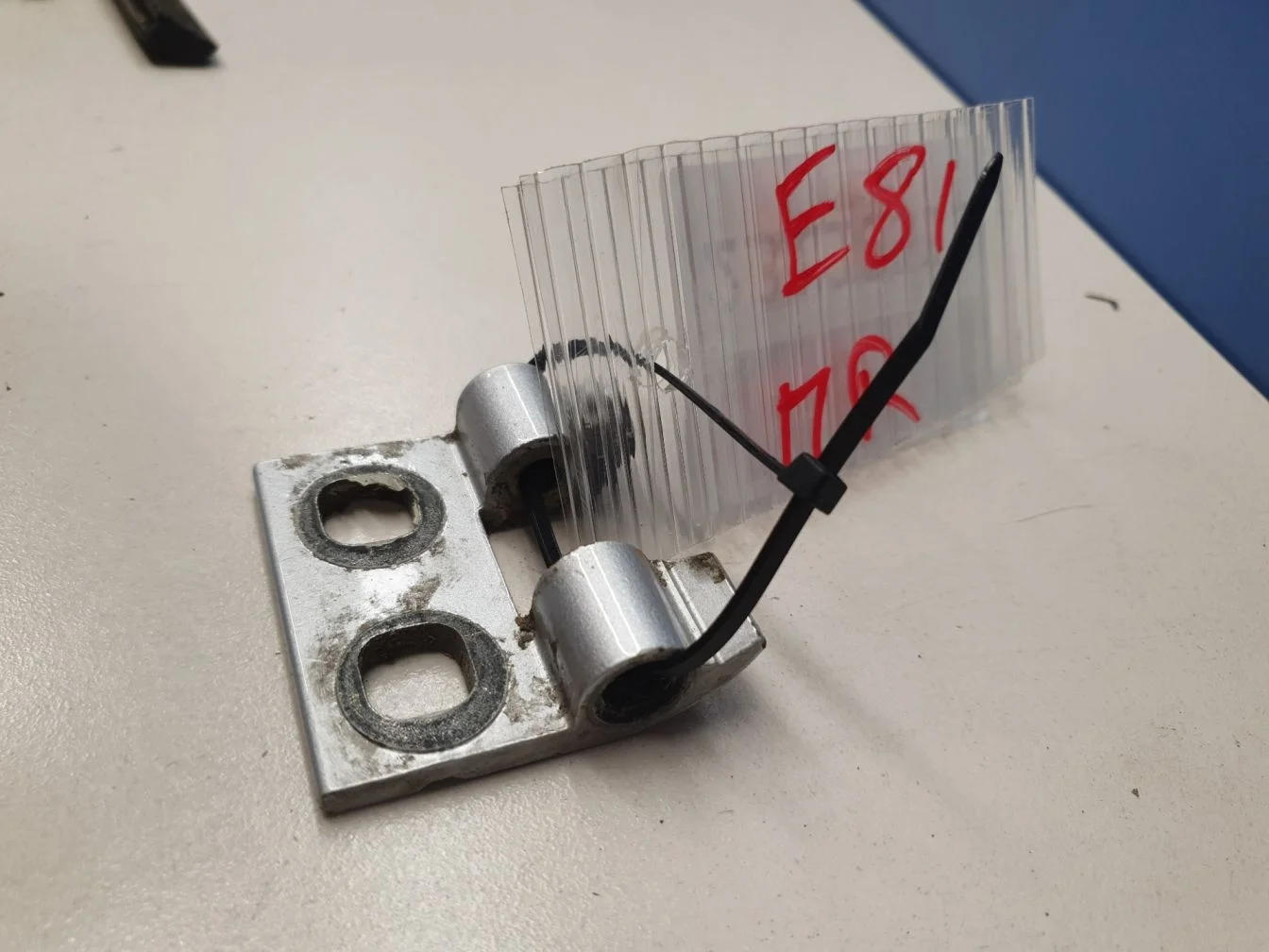 Петля двери передней правой верхняя для BMW 1 E81 E87 2004-2014