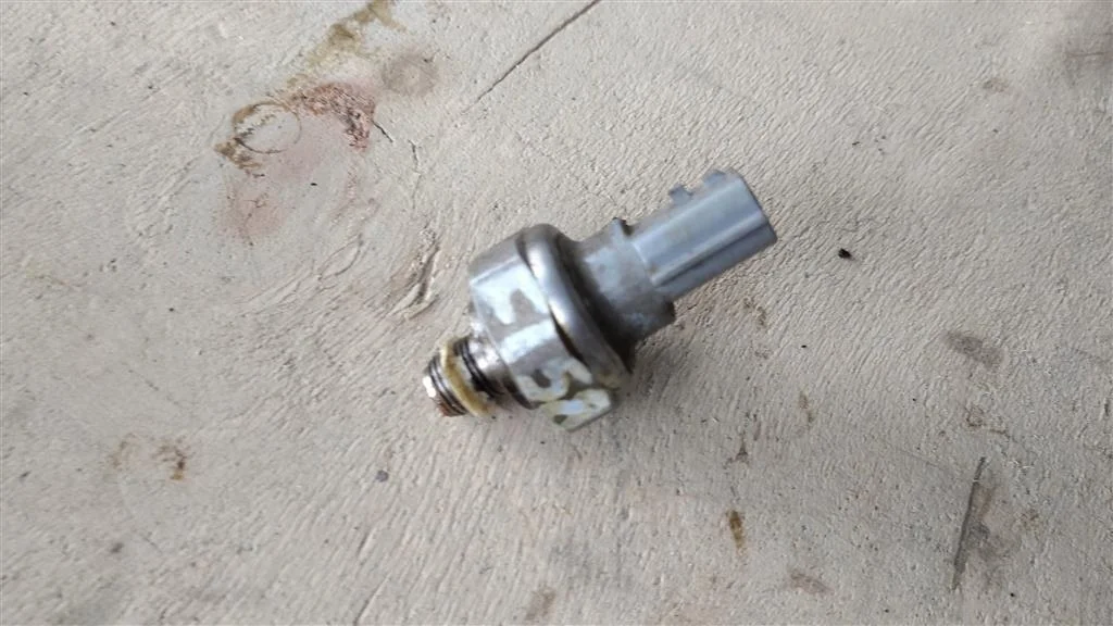 Б.у. датчик давления масла NISSAN JUKE F15E NISSAN JUKE F15E