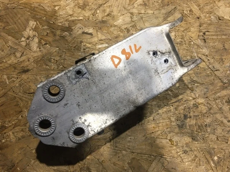 Кронштейн усилителя бампера BMW F10