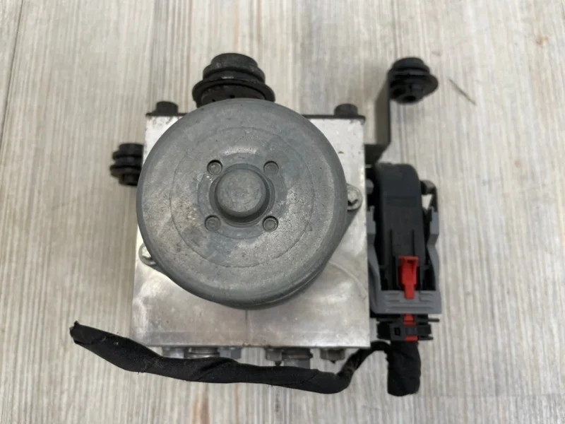 Блок abs (насос) VW Tiguan R-line 2015 5N