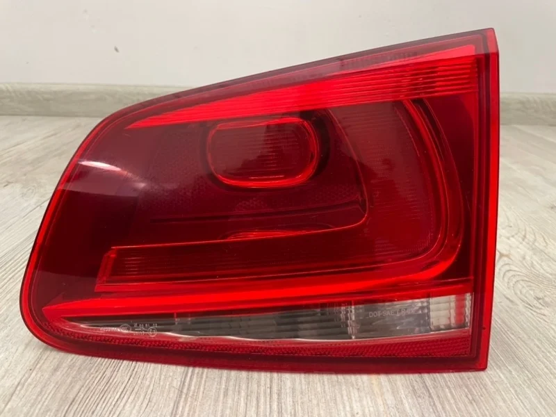 Фонарь в крышку багажника VW Touareg 2010-2014 7P