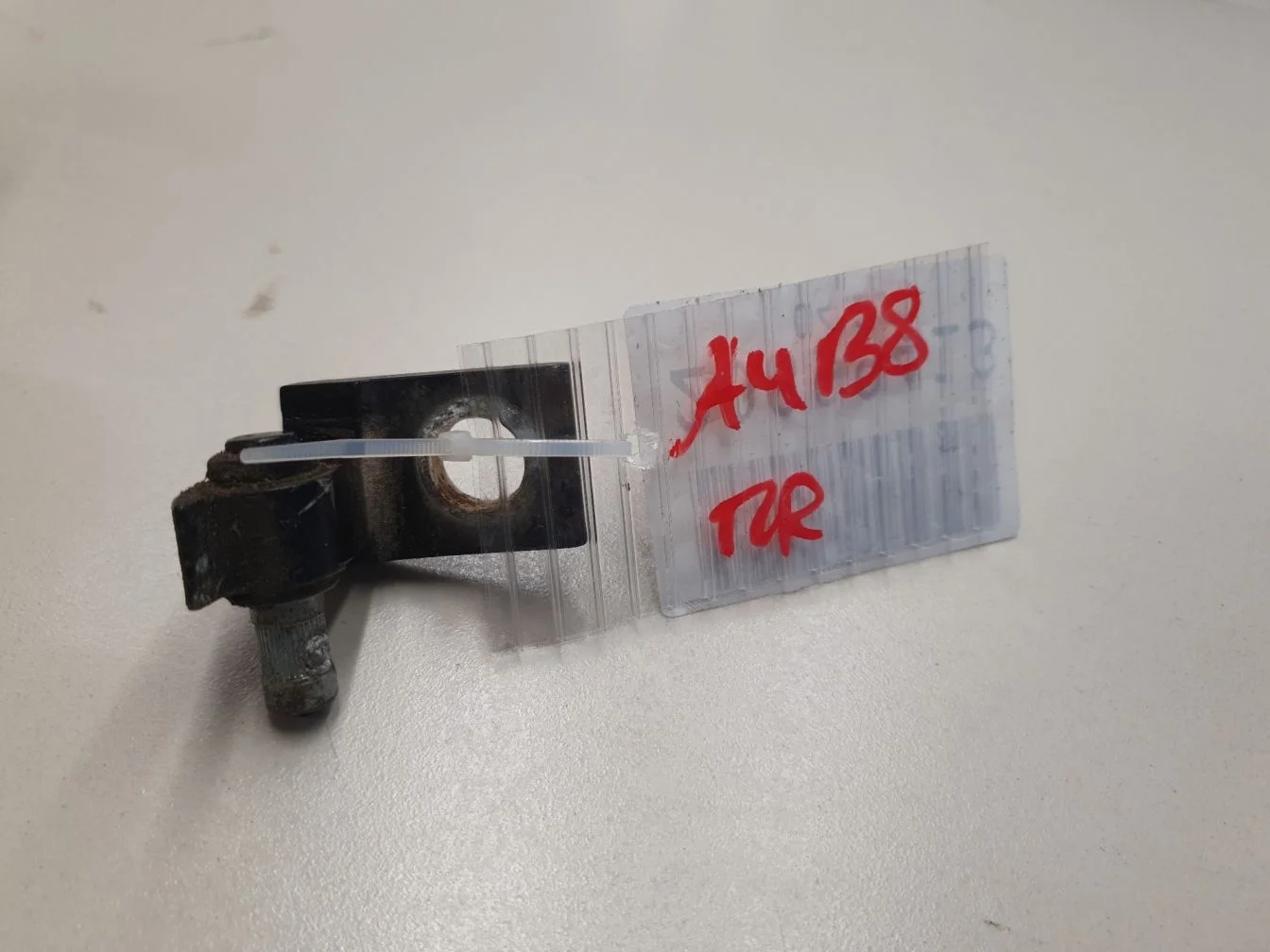 Петля двери передней правой для Audi A4 B8 2007-2015