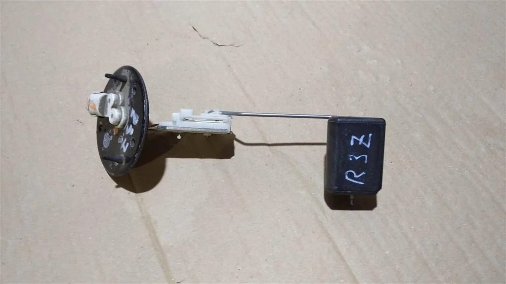 Б.у. датчик уровня топлива TOYOTA RAV4 ZSA30 TOYOTA RAV4 ZSA30