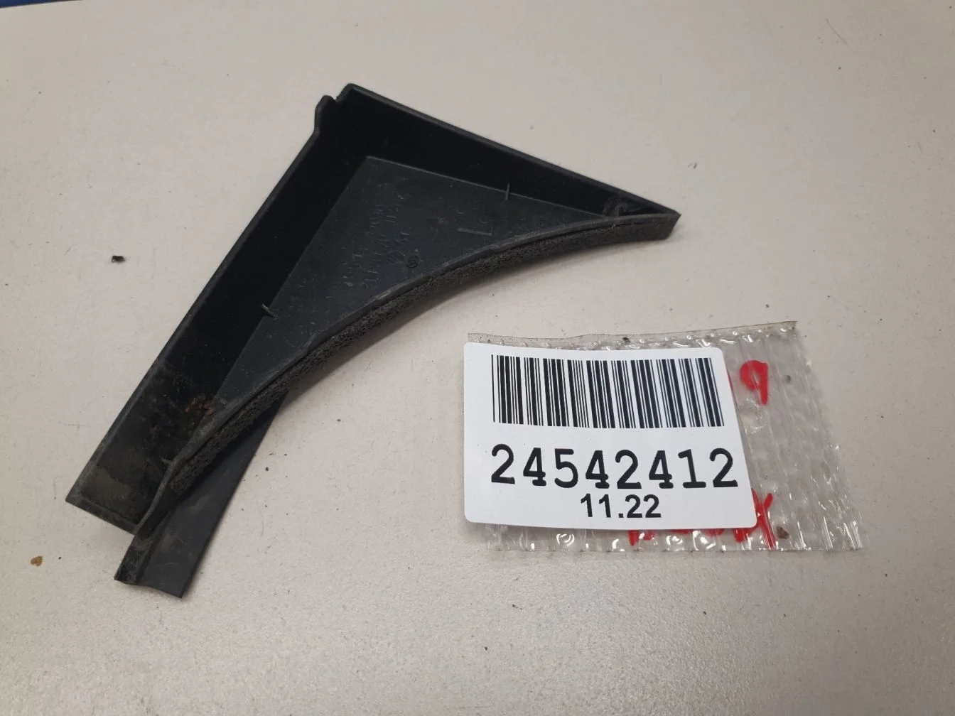 Уплотнитель стекла двери багажника левый для Toyota Prius W50 2015-