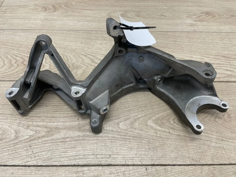 Кронштейн генератора Vw Touareg NF 2010-2014 7P