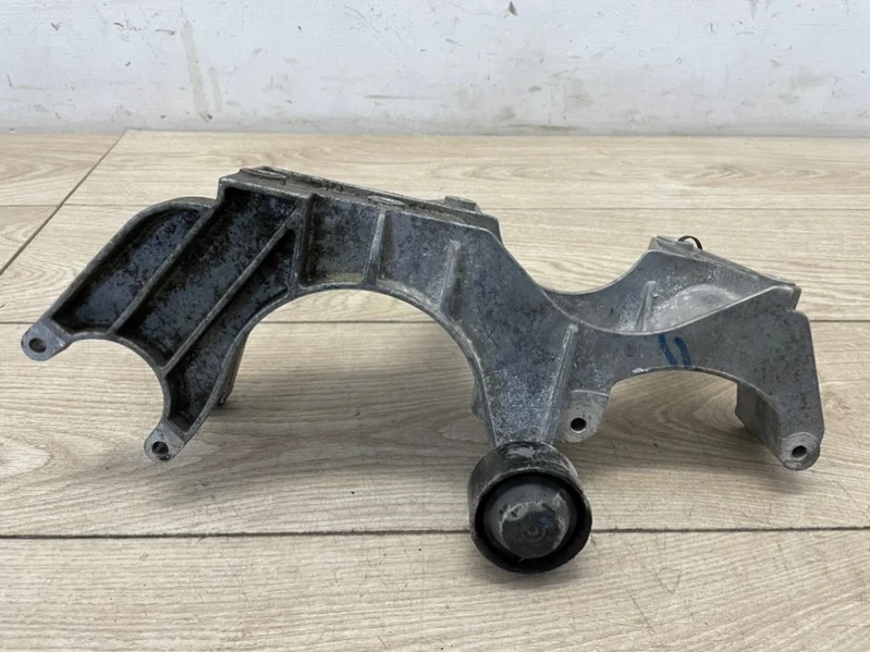 Кронштейн генератора Audi Q7 2007-2015 4L