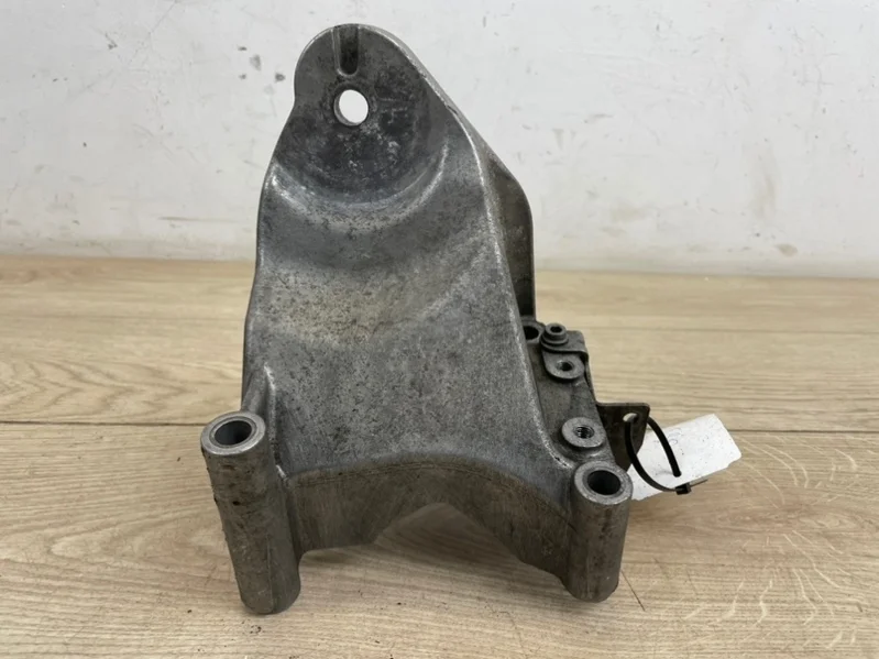 Кронштейн опоры двигателя Vw Touareg 2006-2010 7L