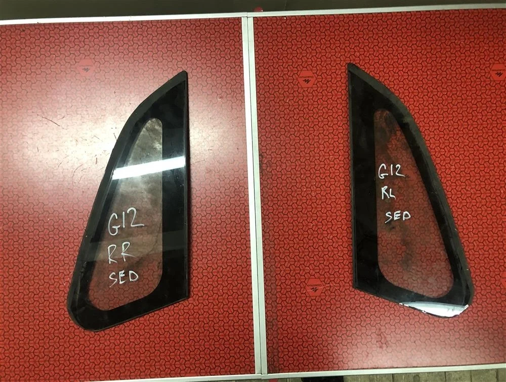 Стекло вклеенное RL треугольник на SEDAN