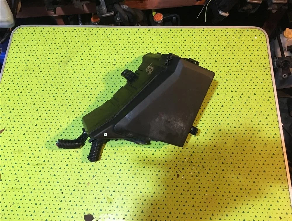 Блок предохранителей (подкапотный)