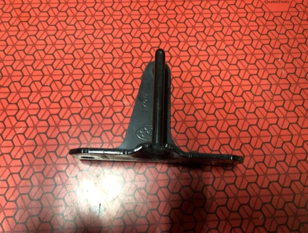 Петля замка капота