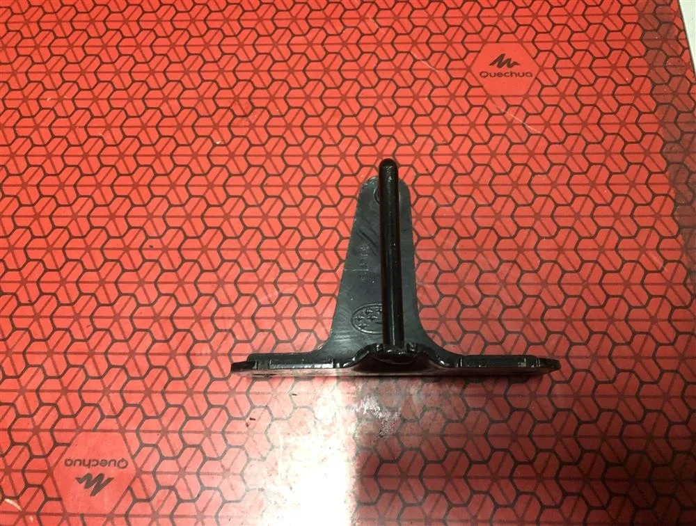 Петля замка капота