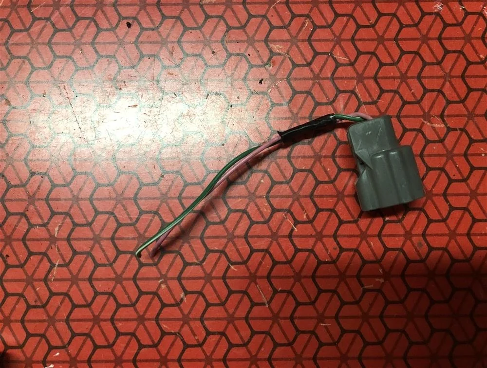 Фишка насоса омывателя REAR (штекер под 90 градусов)