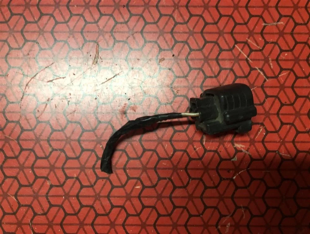 Фишка насоса омывателя FRONT (штекер под 45 градусов)